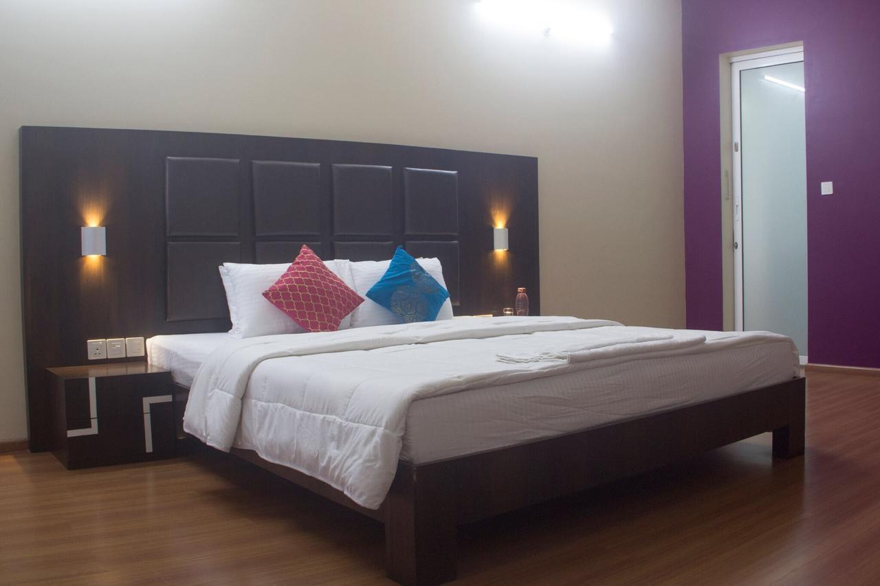Amanora Park Town Bed & Breakfast ปูเน่ ภายนอก รูปภาพ