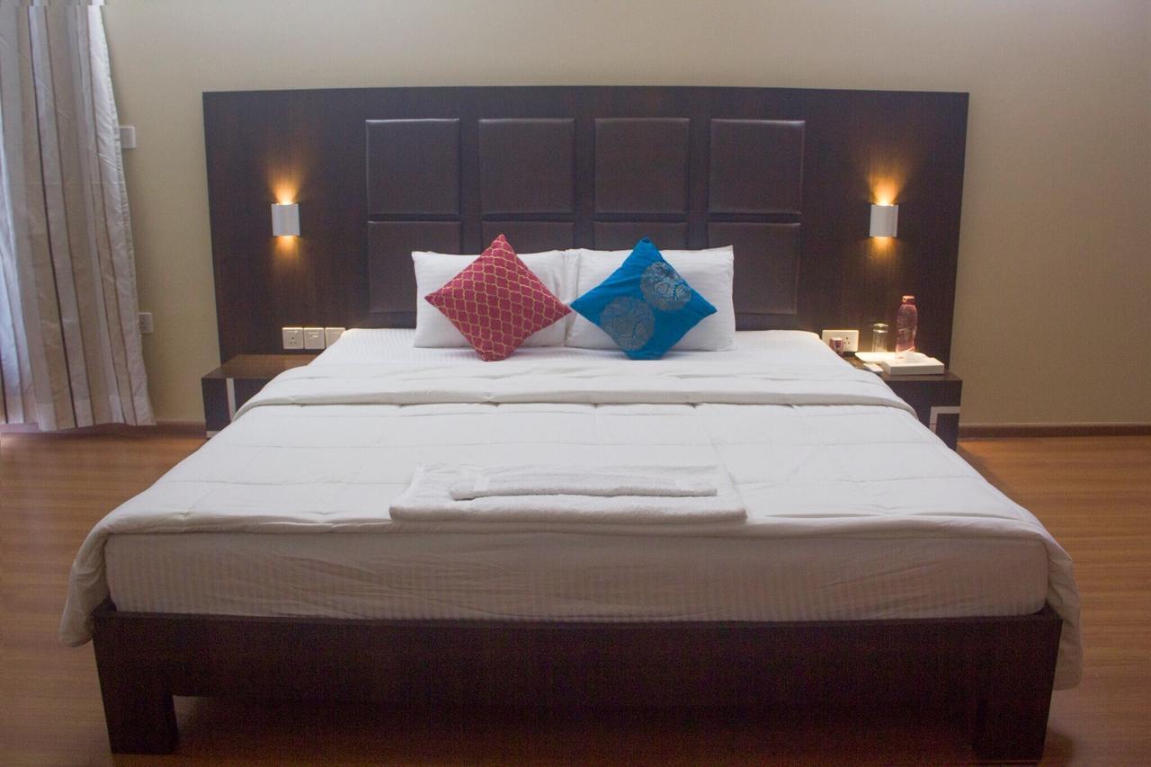 Amanora Park Town Bed & Breakfast ปูเน่ ภายนอก รูปภาพ
